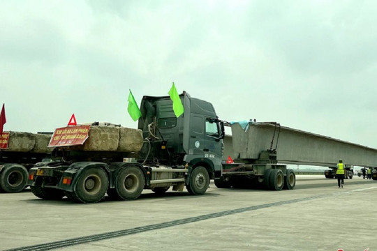 Hà Tĩnh: Phạt hơn 369 triệu đồng đoàn xe tự chế chở dầm cầu không giấy phép
