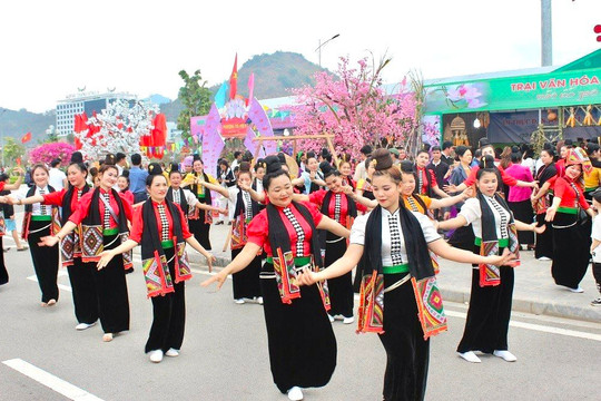 Rực rỡ sắc màu văn hóa Lễ hội Mùa hoa ban thành phố Sơn La 