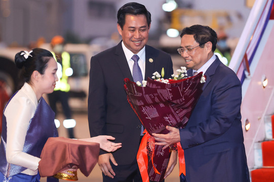Thủ tướng tới Thủ đô Vientiane (Lào) dự Hội nghị cấp cao Ủy hội sông Mekong quốc tế