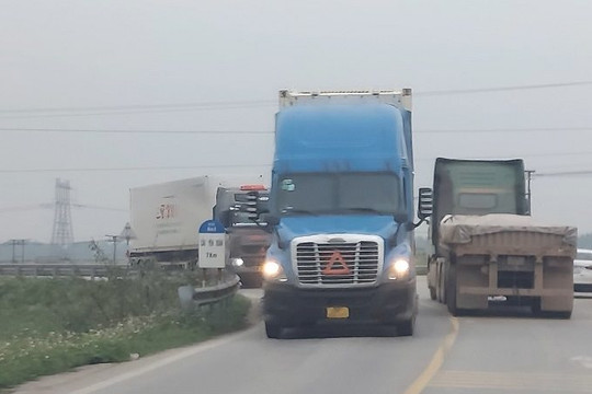 Đường nối Nghệ An – Hà Tĩnh: Biển hạn chế tải trọng bỗng dưng “biến mất”, xe tải “khủng” được dịp tung hoành