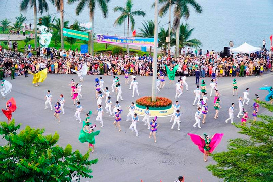 TP Đồng Hới: Tưng bừng Lễ hội đường phố và Lễ hội chèo cạn-múa bông