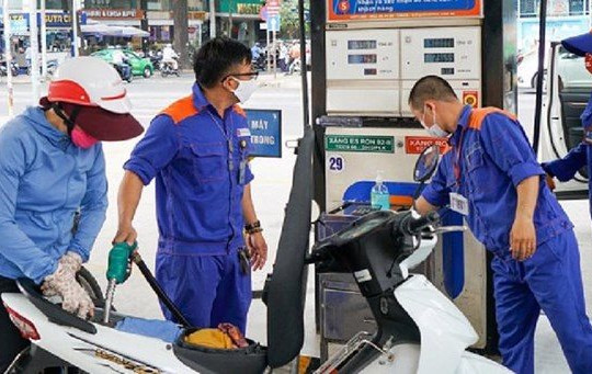 Giá xăng dầu tiếp tục giảm mạnh hơn 1.000 đồng/lít