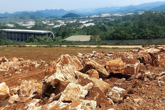 Vụ “Đá tặc công khai lộng hành” ở Nghệ An: Khoảng 2.000m2 bị đào bới