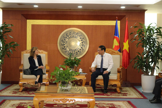 Thứ trưởng Lê Công Thành làm việc với Giám đốc USAID tại Việt Nam