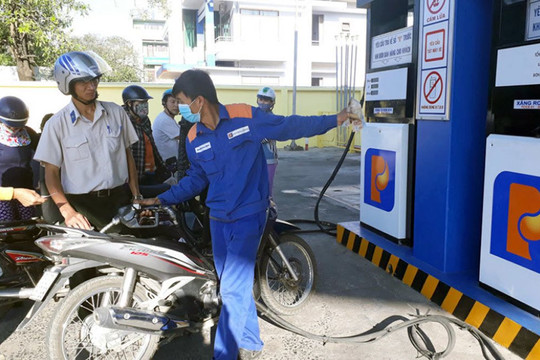 Giá xăng tiếp tục tăng, giá dầu giảm nhẹ