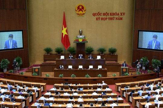Bộ trưởng Bộ TN&MT Đặng Quốc Khánh báo cáo Quốc hội về dự án Luật Đất đai (sửa đổi)