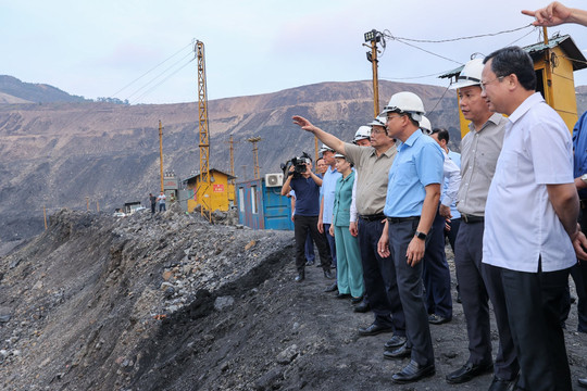 Thủ tướng Chính phủ Phạm Minh Chính kiểm tra tình hình sản xuất, cung ứng điện, than tại Quảng Ninh