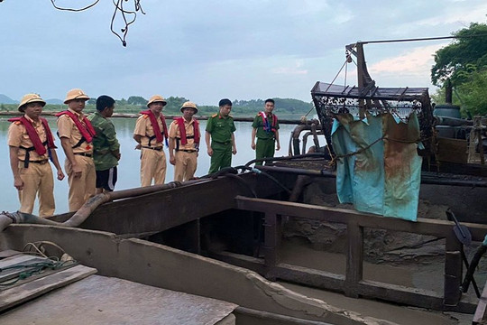Bắt giữ một tàu không số khai thác cát trái phép ở Bắc Giang