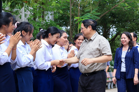 Thủ tướng thăm trường dân tộc nội trú và gia đình chính sách tại An Giang