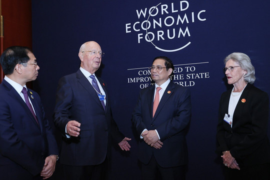 Thủ tướng Phạm Minh Chính tiếp Chủ tịch Diễn đàn Kinh tế Thế giới
