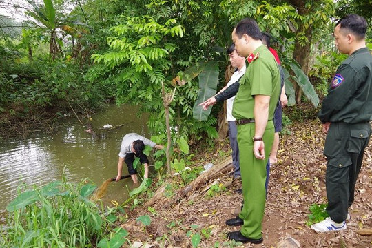 Hà Nam: Công ty Vũ Băng bị bắt quả tang xả thải chưa qua xử lý ra sông Châu Giang