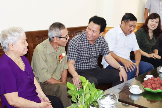 Bộ trưởng Đặng Quốc Khánh thăm, tặng quà các gia đình thương binh tại thành phố Hà Giang