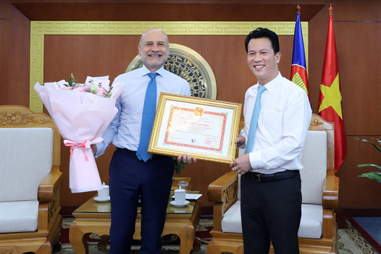 Bộ trưởng Đặng Quốc Khánh trao tặng Đại sứ đặc mệnh toàn quyền Italia tại Việt Nam Kỷ niệm chương “Vì sự nghiệp Tài nguyên và Môi trường”