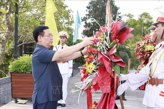 ﻿Chủ tịch Quốc hội Vương Đình Huệ tưởng niệm các anh hùng liệt sĩ tại Thừa Thiên - Huế