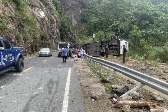 Tập trung tối đa lực lượng cứu chữa nạn nhân vụ tai nạn giao thông đặc biệt nghiêm trọng tại Khánh Hoà