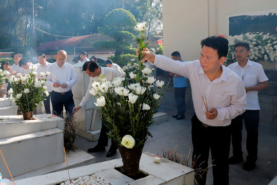 Bộ trưởng Đặng Quốc Khánh dâng hương tưởng niệm các Anh hùng Liệt sỹ tại Khu Di tích Ngã ba Đồng Lộc