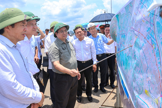 Thủ tướng khảo sát tuyến đường Đông-Tây trọng điểm của tỉnh Ninh Bình
