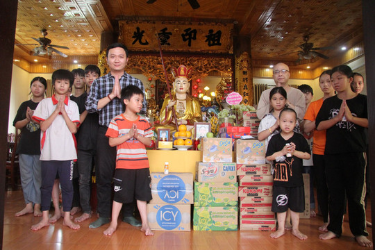 Báo Tài nguyên và Môi trường trao tặng quà cho trẻ em mồ côi tại chùa Thịnh Đại
