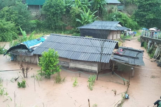 TP. Điện Biên Phủ:  Di dời gấp một số hộ dân trong đêm vì mưa lớn