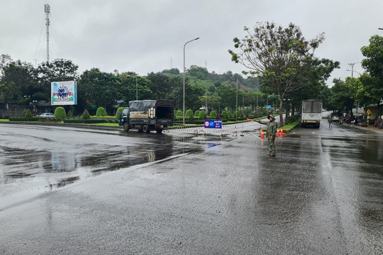 Đắk Nông: Nỗ lực đảm bảo lưu thông trên tuyến đường Hồ Chí Minh do bị sạt lở