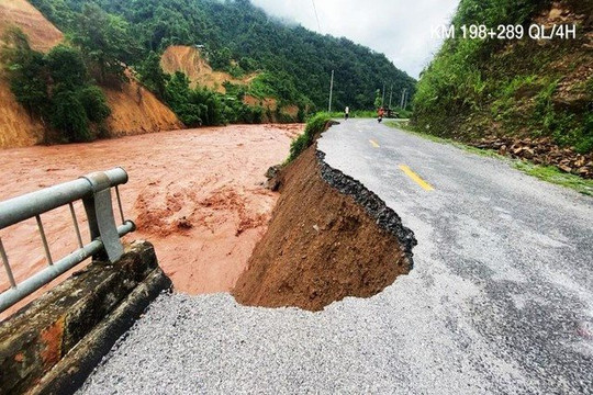 Lai Châu: Mưa lớn gây sạt lở nghiêm trọng Quốc lộ 4H