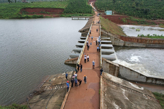 Đắk Nông: Nhanh chóng xả nước trong hồ để cứu công trình thuỷ lợi 100 tỷ
