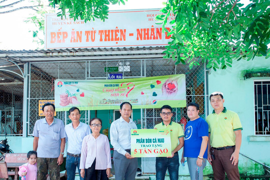 Phân bón Cà Mau trao tặng 5 tấn gạo cho huyện Kế Sách tỉnh Sóc Trăng
