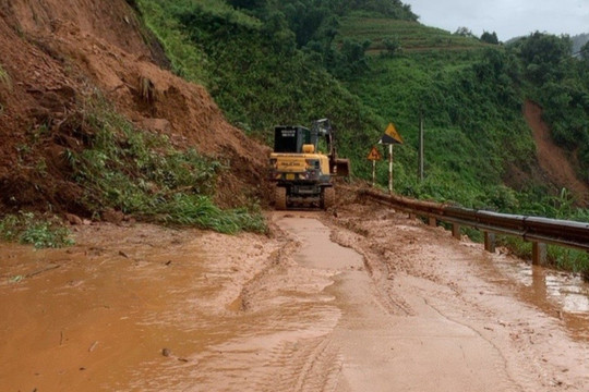 Lai Châu phân luồng giao thông khắc phục sạt lở mặt đường do mưa lũ