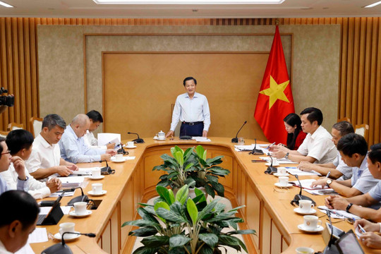 Phó Thủ tướng Lê Minh Khái chỉ đạo cấp bách phân bổ vốn phòng chống sạt lở