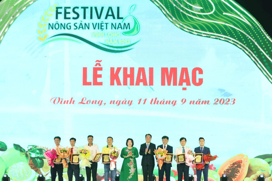 Phân bón Cà Mau thu hút người tiêu dùng tại Lễ hội Nông sản Việt