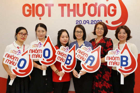 Người TNG Holdings Vietnam mang “Giọt Thương” gửi vào ngân hàng máu