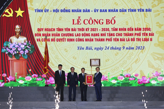 Phó Thủ tướng Trần Hồng Hà trao quyết định công nhận TP. Yên Bái là đô thị loại II