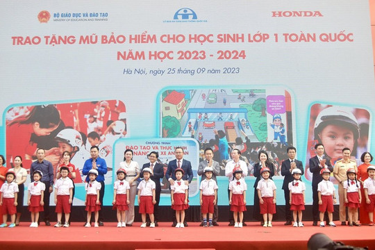 Honda Việt Nam: Trao tặng mũ bảo hiểm cho các em học sinh năm học 2023 - 2024