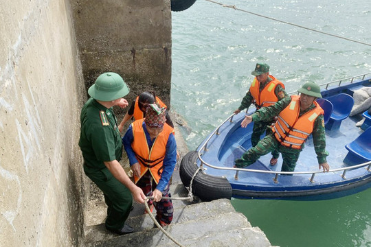 Quảng Ninh: Đồn Biên phòng đảo Trần cứu hộ thành công 3 ngư dân bị đắm tàu