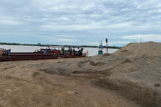 Quảng Bình phát hiện vụ khai thác, mua bán cát xây dựng trái phép khối lượng lớn