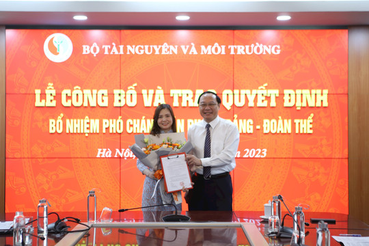 Trao quyết định bổ nhiệm Phó Chánh Văn phòng Đảng – Đoàn thể, Bộ TN&MT