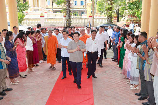 Chủ tịch Quốc hội Vương Đình Huệ thăm Hội đoàn kết sư sãi yêu nước tỉnh Sóc Trăng