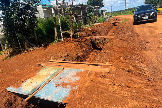 Đắk Nông: Khắc phục sửa chữa tuyến đường như “hố bom”, dân kêu trời