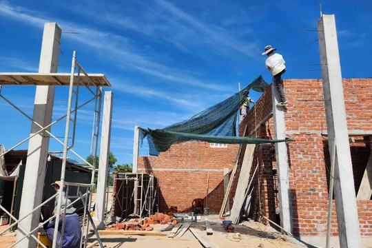 Quảng Ngãi: Người dân vùng ảnh hưởng dự án cao tốc Bắc - Nam khẩn trương xây nhà tái định cư