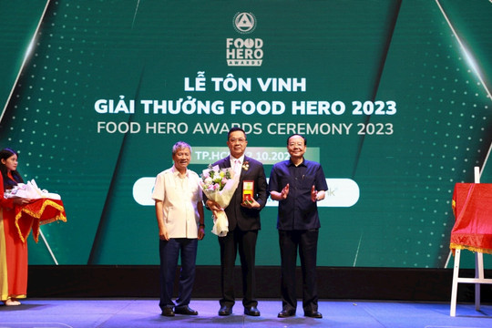 Foodbank Việt Nam tôn vinh ông Sooksunt Jiumjaiswanglerg với giải thưởng “Thành tựu cống hiến trọn đời - Food Hero Awards 2023”