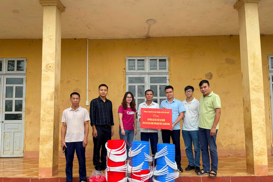 Phòng TN&MT huyện Văn Chấn (Yên Bái): Hỗ trợ 40 thùng phân loại rác thải cho người dân Nậm Búng