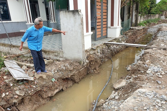 Thi công đường làm hỏng ống dẫn nước ở Nghi Lộc (Nghệ An): Gần một nghìn hộ dân bất bình vì không có nước sinh hoạt