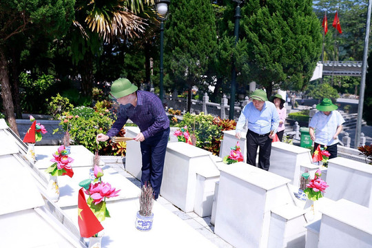 Đoàn ĐBQH khóa XV tỉnh Hà Giang viếng Nghĩa trang Liệt sỹ Quốc gia Vị Xuyên và Đền thờ các Anh hùng Liệt sỹ Điểm cao 468