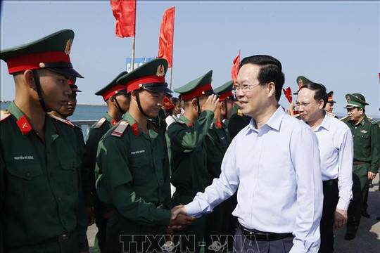 Chủ tịch nước Võ Văn Thưởng thăm quân và dân huyện đảo Cô Tô