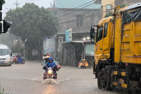 Mưa lớn, nhiều tuyến đường tại thành phố Đồng Hới ngập sâu