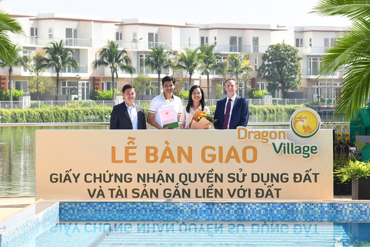 Trao sổ hồng cho cư dân Dragon Village và Dragon Parc: Phú Long khẳng định uy tín Nhà phát triển đô thị bền vững