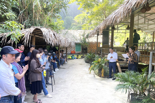 Chi hội Nhà báo Báo TN&MT tập huấn nghiệp vụ tại Vân Hồ, Sơn La