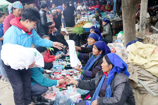 Lào Cai: Triển khai giảm thiểu sử dụng sản phẩm nhựa tại các điểm chợ