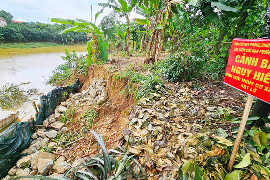 Thừa Thiên - Huế: Sạt lở hoành hành sau mưa lũ