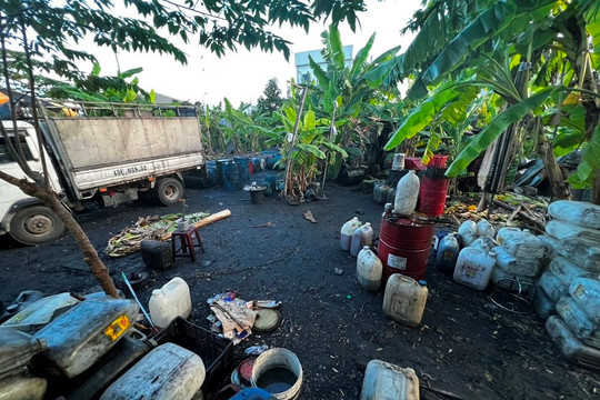 Đà Nẵng: Bãi tập kết dầu nhớt thải trái phép gây ô nhiễm trong khu dân cư